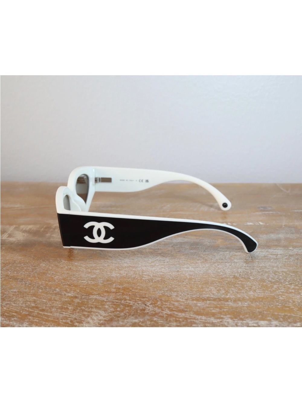 CHANEL Black and White Cat-Eye Sunglasses with Logo Temples - Picture 5 of 11